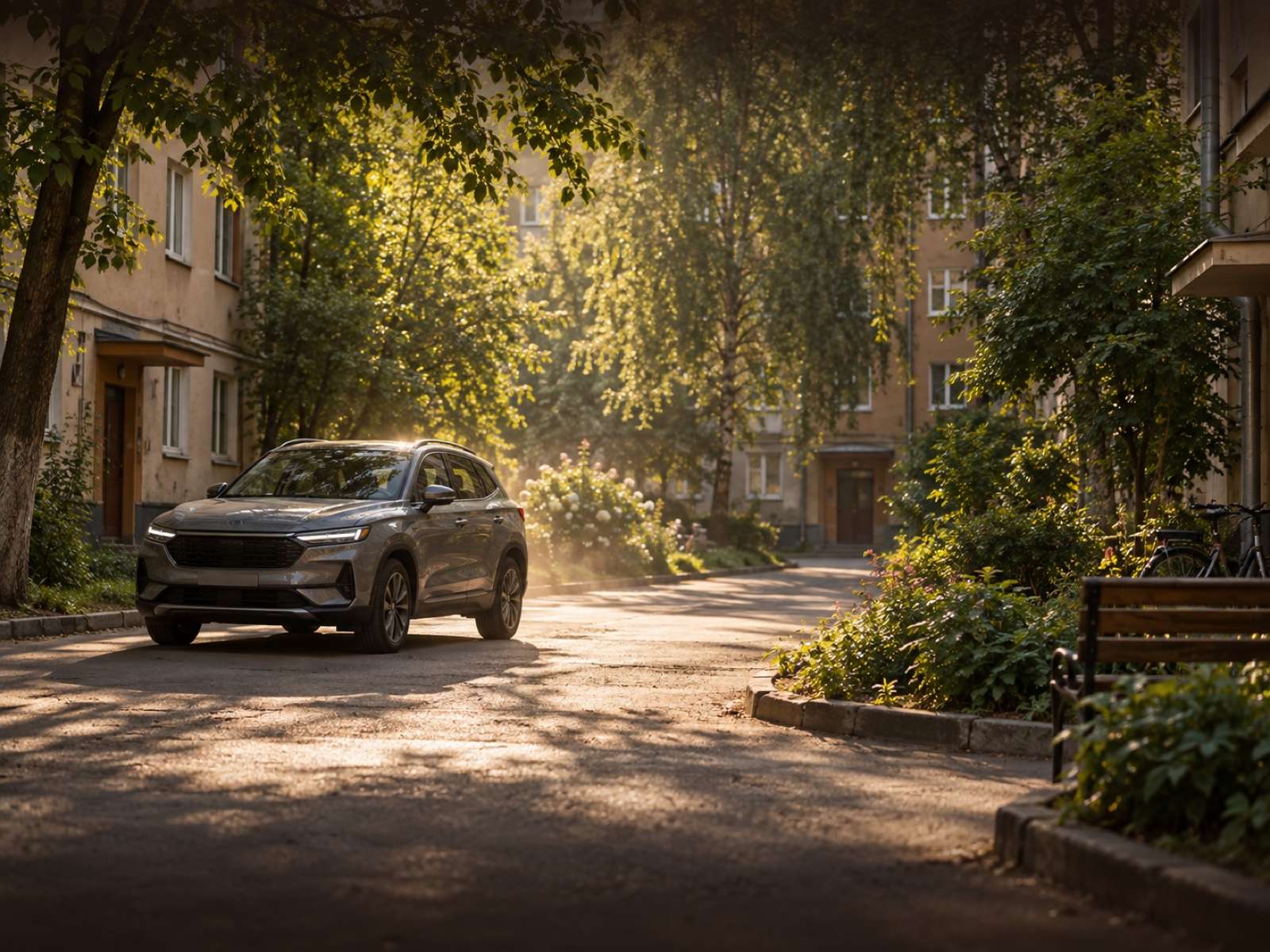 Автомобиль эксперта въезжает в солнечный зелёный двор